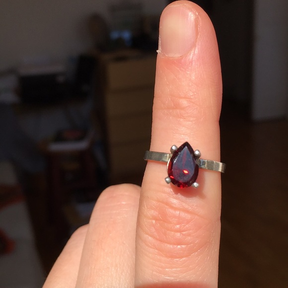 🧚🏼‍♀️✨Clearance Sale!✨ Genuine garnet and sterling silver ring size 5 - Picture 3 of 7
